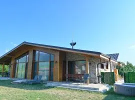 Villa Raphael with Jacuzzi near the Pirin Golf Resort