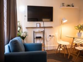 The Private Villa, Northampton Centre, 4 bedrooms, Sleeps 9, hotel in Northampton