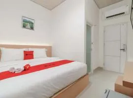 RedDoorz Plus near RS RK Charitas 2 Palembang