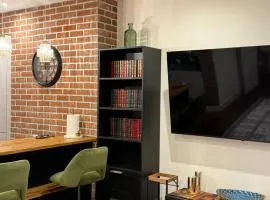 Renovated Charm - London Hideaway