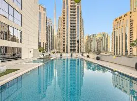 1BR in Business Bay near Burj Khalifa & Dubai Mall with Pool & Gym Access