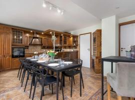 Villa Lana 6 bedrooms with Parking and Terrace near the Beach in Sopot by Noclegi Renters, hotel a Sopot