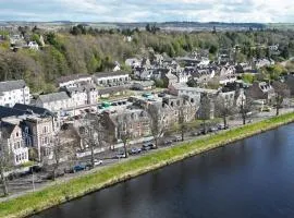 Glen Mhor Hotel at Uile-bheist 'Brewstillery'