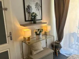 Chambre indépendante climatisée et salle de bain privative