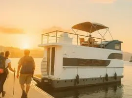 Casa Flotante en el Puerto de Vigo - Different Charter