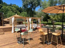 Les Lodges du Lac, hotel v destinaci Saint-Alban-de-Montbel