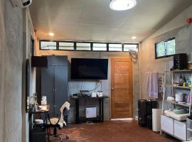 Viesnīca A family room for 4 with pool pilsētā Mati