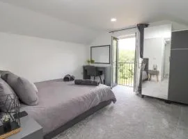 The View - Peaceful Duplex Apartment with Views, Parking & Wifi