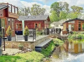 Cosy Lakeside Lodge - Water Views - Min 3 Night Stay