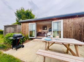 Romantic Cabin Retreat on 50-Acre Suffolk Farm, majake sihtkohas Burgh