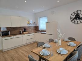 Apartment mit voll ausgestatetter Küche, Badewanne, Balkon, Parkplatz vor dem Haus, ruhig gelegen, ADA5, hotel v destinaci Kulmbach