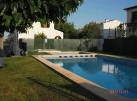 adosado a 50m de la playa el cargador