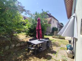 Charmante maison avec jardin au coeur du vignoble Savoyard, Hotel in Jongieux