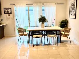 Private, Central, Sunny Guest Room in Welcoming Home, ubytov&aacute;n&iacute; v soukrom&iacute; v destinaci Campbelltown