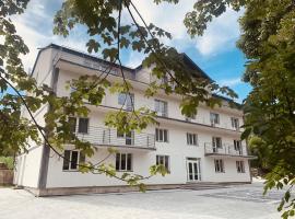 D&T Hotel, hotel v destinaci Ilʼtsya Dolishna