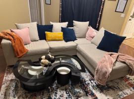Home in Moore Serenity Oasis! relax in style!, hotel v destinaci Moore