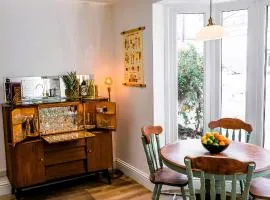 Spacious Victorian 4 Bed l Cocktail Bar Spa Bath Workspaces