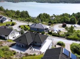 Fint hus med havsutsikt, stor terrass och med parkeringsplatser, hotel v destinaci Svanesund