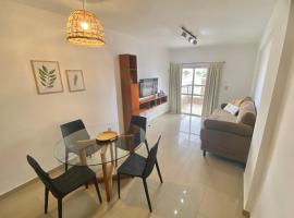 Departamento sobre AVENIDA con BALCON, accessible hotel in Santiago del Estero
