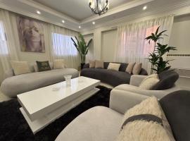 Zayed continental Apartment, hotel con pileta en Sheikh Zayed