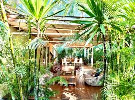 Waka Lodge - House with garden, cabin in Blue Bay