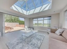 Luxury Isla Cottages Bourne, Dog Friendly with Garden, Parking, Countryside Views, Family Holidays & Easy Access to Town