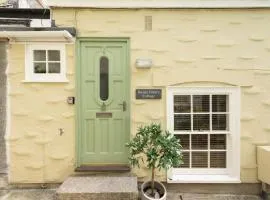 Bessie Ellens Cottage - 1 Pet Welcome - Central Location - Free WiFi
