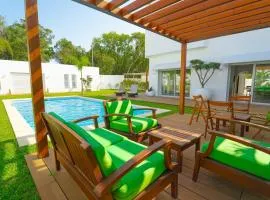 La Marina: secure seaside with pool