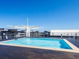 The Blue Horizon Modern Comfort Two Bedroom Umhlanga Ridge Apartment Sleeps 6, hotel in Durban