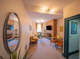 2 Bed Newly refurbished apartment, Free Parking, Pet Friendly