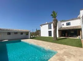 Masia Las Moreras autenticidad renovada 100 porcien a 10 minutos de Sitges en coche 12 huespedes Piscina Aire Aconc 6 Suites Apertura 15 Julio 2025