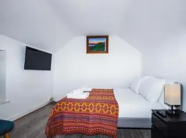 Glastonbury-FreeParking-ContactlessCheckIn-Sleeps2