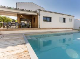 Maison familiale pour 10 avec patio et piscine à La Flotte - FR-1-835-29, khách sạn ở La Flotte