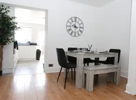 Modern 2 bed house in Enfield with private driveway parking