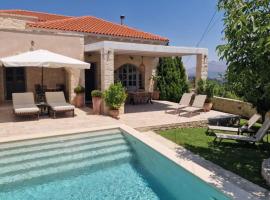 Artemis Apollonas Villa I Luxury Escape with Pool, hotel v destinaci Káïna