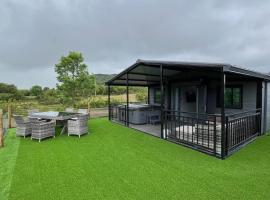 Keegal Lodge, hotel with hot tubs in Newry