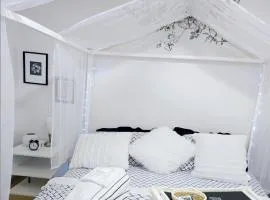 Charming Beautiful Private Room With Private Bath and Parking! Near Metrotown