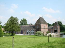 Holiday home for 10 people set in castle grounds，Barvaux-Condroz的飯店