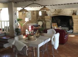 Maison typique provençale au calme absolu dans le triangle d or a Bonnieux, hotel en Bonnieux