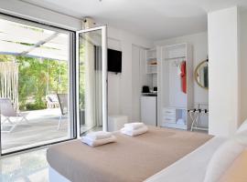 Alekos Luxury Suites - Free 24hr Transformation From To Airport, отель в городе Луца