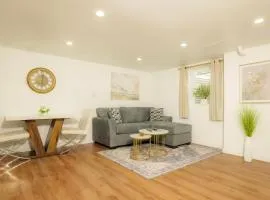 The Minimalist Escape - Modern 1BD in the Heights