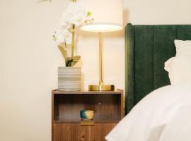 Heights Haven on Paris - 2BD Stay, hotel a Peoria Heights