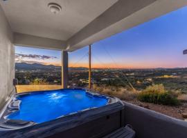 Dewey Mountain Getaway 3BR Home with Hot Tub, Gym and Sauna, hotel in Humboldt