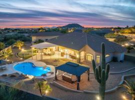 4BR Mesa Mountainside Retreat with Pool, Hot Tub and Games: Mesa'da bir otel