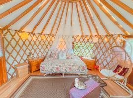 Farm Stay Yurt - 7 min St Albans, hotel in Fairfield
