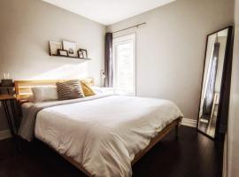 Inviting 2BR Townhouse with 2 WFH Setups and WiFi, khách sạn ở Toronto