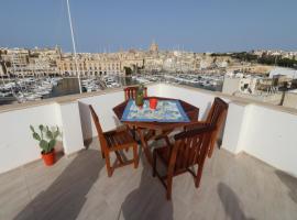Seaside Independent Townhouse with Lift & Free Parking, hotel in Senglea