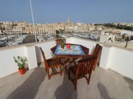 Seaside Independent Townhouse with Lift & Free Parking