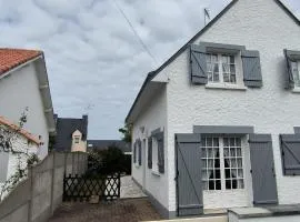 House with beautiful garden close to the sea