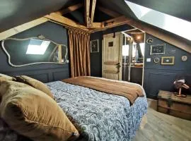 LES CLES DES REMPARTS - Appartement privé à thème tout équipé - Atypique - Centre Saint-Lô - Gare - Haras - Parking public gratuit - Entrée autonome - Wifi - Netflix - TV XXL - Lit 160x200